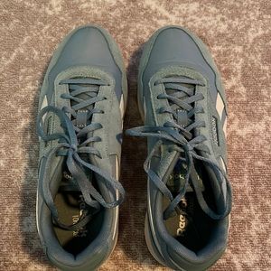 Women’s tennis shoes. Worn 1 time